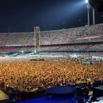 O público no Morumbi foi à loucura com a apresentação da banda, e cantou bem alto aos clássicos. (Foto: Instagram)