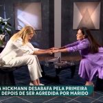 Durante o 'Domingo Legal', Carolina Ferraz comandou uma entrevista com Ana Hickmann, e prestou apoio à colega de grade. (Foto: Reprodução Record)