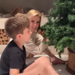 Ana Hickmann monta árvore de natal ao lado do filho, Alezinho (Foto: Divulgação)