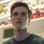 O ator Jacob Elordi é outro artista que antes de fazer sucesso na série "Euphoria" da HBO, ele já arranca suspiros dos fãs ao interpretar o galã no filme "Barraca do Beijo" (Foto: Divulgação)