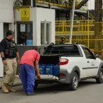 Na entrada principal do cais, os agentes estão fiscalizando carros que entram e saem. Também estão previstas ações de patrulha, com embarcações, nos acessos aos portos.(Foto: Agência Brasil)