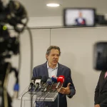 De acordo com o ministro da Fazenda, Fernando Haddad, o governo pode antecipar medidas para arrecadar mais em meio à frustração de receitas e ao uso de brechas na lei por grandes empresas para pagarem menos tributos. (Foto: Agência Brasil)