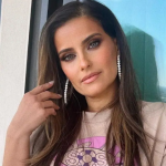 A cantora pop Nelly Furtado se define como uma 'mãe hippie' e, claro, teve sua filha em casa com a ajuda de parteiras. (Foto: Instagram)