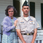 Sally Field interpreta a mãe do lendário Forrest Gump, interpretado por Tom Hanks. (Foto: Divulgação)