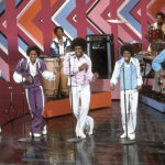 Formado pelos irmãos Jackie, Tito, Jermaine, Marlon, Randy e Michael Jackson, o Jackson 5 era um grupo de pop e R&B que surgiu em 1964, chegando ao fim 20 anos depois, em 1984, quando Michael, aos 26 anos, decidiu seguir carreira solo. (Foto: Reprodução/YouTube)