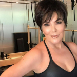 A matriarca da família Kardashian passou por uma combinação de facelift e lifting de pescoço antes do casamento da filha Kim Kardashian com Kris Humprhies em 2011. (Foto: Instagram)