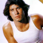 Quando mais novo, John Travolta causava suspiros com seus olhos claros e cabelos lisos. (Foto: Pinterest)