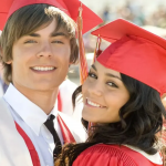 Zac Efron e Vanessa Hudgens foi um casal que começou nas telas em 'High School Musical' e acabou se tornando um casal na vida real. (Foto: Divulgação)