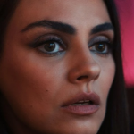 Mila Kunis cresceu com seus pais judeus na Ucrânia soviética. Sua família sofreu muito no Holocausto e seus pais a ensinaram a esconder sua religião, mantendo um forte senso de sua identidade em particular. (Foto: Netflix)