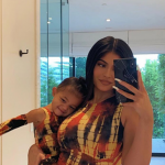 A empresária Kylie Jenner, que já possui um império bilionário no mundo dos cosméticos, registrou a patente "Kylie Baby" em 2021. (Foto: Instagram)