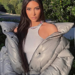 Kim Kardashian não gosta do som do protetor de papel em contato com os copos descartáveis de café, por isso sempre pede para alguém tirá-los antes de beber. (Foto: Instagram)