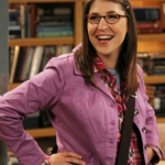 Mayim Bialik - Depois de deixar a atuação para estudar, Bialik fez um retorno de enorme sucesso à TV no seriado de sucesso "The Big Bang Theory" (2007-2020). (Foto: Divulgação)