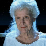 Em 1998, Gloria Stuart, com 87 anos na época, tornou-se a m u l h e r mais v e l h a a ser indicada ao Oscar de melhor atriz coadjuvante, graças à sua aparição como a versão idosa de Rose no filme "Titanic" (1997). (Foto: Divulgação)