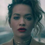 Os pais de Rita Ora são albaneses e ela nasceu na Iugoslávia em 1990, conhecida hoje como Kosovo. A Iugoslávia estava desmoronando na época e aqueles que eram etnicamente albaneses foram atacados. Eles fugiram do país em 1991 quando Ora era apenas um bebê. (Foto: Divulgação)