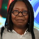 Whoopi Goldberg foi suspensa de seu cargo de apresentadora do 'The View' por duas semanas após comentários ofensivos que ela fez sobre o Holocausto em janeiro de 2022. (Foto: Reprodução)