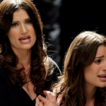 A emocionante história de conexão entre a mãe Shelby Corcoran, interpretada por Idina Menzel, e Rachel Berry, vivida por Lea Michele, em "Glee" se tornou uma das histórias mais icônicas de mãe e filha na história recente da TV. (Foto: Divulgação)