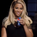 Em 2012, Beyoncé assinou um contrato de patrocínio com a Pepsi avaliado em 50 milhões de dólares por um período de vários anos. (Foto: Reprodução/Pepsi)