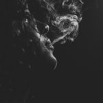 Na residência, também foram encontrados “vários objetos de origem provavelmente ilícita”, como bitucas de cigarros de maconha.(Foto: unsplash)