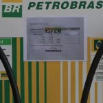 Ao considerar a mistura obrigatória de 88% de diesel A e 12% de biodiesel, a parcela da Petrobras no preço ao consumidor cairá R$ 0,24 por litro e passará a ser, em média, R$ 3,33 a cada litro vendido na bomba. (Foto: Agência Brasil)