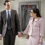 Os atores Jim Parsons e Mayim Bialik interpretam o excêntrico casal da série de comédia. Super inteligentes, a dupla consegue tornar um simples encontro romântico num verdadeiro quebra-cabeças. (Foto: Divulgação)