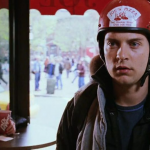 O primeiro filme de Homem-Aranha estrelado por Tobey Maguire mostra Peter Parker trabalhando como entregador para uma pizzaria chamada Joe's Pizza. (Foto: Reprodução)