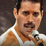 Considerado um dos maiores vocalistas de todos os tempos, Freddie Mercury foi um dos casos mais famosos de homens que não puderam se assumir totalmente. (Foto: Reprodução/YouTube)