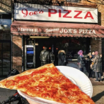 O local é uma das pizzarias mais famosas da cidade norte-americana, e seu dono, Joe Pozzuoli, continua trabalhando no local mesmo já tendo mais de 80 anos. (Foto: Reprodução/Pinterest)