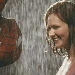 O icônico beijo de cabeça para baixo de Tobey Maguire com Kirsten Dunst na franquia "Homem-Aranha"' é uma das cenas românticas mais famosas de todos os tempos. Mas, aparentemente, não foi tão divertido quanto parecia! (Foto: Divulgação)