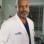 James Pickens Jr é conhecido por seu papel como Dr. Richard Webber em 'Grey's Anatomy' e por seu papel coadjuvante como vice-diretor Alvin Kersh em 'Arquivo X'. (Foto: Divulgação)