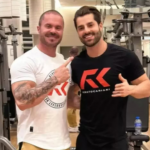 Amplamente conhecido no mundo fitness, Renato tem mais de 7 milhões de seguidores no Instagram e também já atendeu o DJ Alok. (Foto: Instagram)