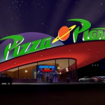 Você teve a oportunidade de assistir ao primeiro Toy Story lançado em 1995? Então certamente deve se lembrar do Pizza Planet, o restaurante visitado por Andy e sua família na segunda metade da animação. (Foto: DisneyPixar)