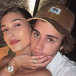 A modelo Hailey Bieber se casou com Justin Bieber aos 24 anos, enquanto o cantor tinha apenas 22! (Foto: Instagram)