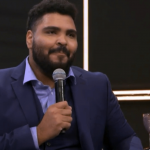 Neste último domingo (17/12/23), Paulo Vieira participou da entrega do troféu "Melhores do Ano", do "Domingão com Huck", na Globo. Durante a abertura da premiação que elege os destaque da programação da empresa dos Marinhos, o humorista Vieira dez piada com demissões da emissora. (Foto: Reprodução/Globo)