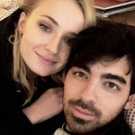 Atualmente com 25 anos, a atriz Sophie Turner casou com o cantor Joe Jonas em julho de 2019, aos 23 anos. O integrante do grupo Jonas Brother, por sua vez, já tinha 29 anos. (Foto: Instagram)