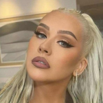 Christina Aguilera tem carteira de motorista, mas desistiu de dirigir porque se sente aterrorizada com o trânsito de Los Angeles. (Foto: Instagram)