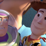 Woody era um brinquedo que estava habituado a ser o favorito do dono. A chegada de Buzz mudou isso e ambos passaram a ser inimigos. No entanto, alguns desafios levaram os dois a superarem a rivalidade para depois perceberem que um precisava do outro. (Foto: Divulgação)