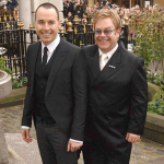 Alguns anos depois, ele conheceu David Furnish. Os dois realizaram uma parceria civil em 2005, quando foi aprovada uma lei que permitia casais LGBT+ de fazerem isso. (Foto: Instagram)