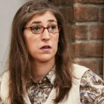 Mayim Bialik diz que respeita que mcelebra o natal, mas não participa da comemoração cristã. (Foto: Divulgação)