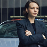 Carey Mulligan conseguiu tirar a carta de motorista nos Estados Unidos. No entanto, ao chegar no Reino Unido, só conseguiu ser aprovada no exame na sexta vez! (Foto: Divulgação)