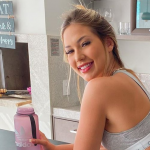 Além de youtuber, Virginia também se tornou uma empresária de sucesso no ramo cosmético, tanto que faturou R$ 22 milhões apenas durante uma live. (Foto: Instagram)