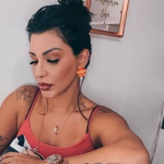 Jenny apareceu nos Stories do Instagram, em uma maca, sendo medicada na emergência. (Foto: Instagram)