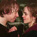 A atriz estava com receio de beijar Rupert Grint porque eles eram amigos. Então, Emma disse que ficou pensando demais sobre isso e, quando chegou o momento, ela se jogou sobre ele e foi aquela coisa desajeitada. (Foto: Reprodução)