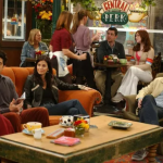 Ok, qualquer pessoa do lado ocidental do globo vai levar um tempo para visitar a versão real do Central Perk, que fica em Pequim, na China. Porém, a visita ao local é algo especial para os fãs de Friends, já que ele traz diversas memórias associadas à série. (Foto: Reprodução)