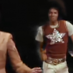 Mais conhecido por ser o segundo vocalista do Jackson 5, depois do seu irmão Michael, Jermaine também tocava baixo. (Foto: Reprodução/YouTube)