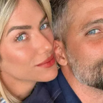 Nesse momento, uma das comandantes do podcast, Giovanna Ewbank celebrou: "Graças a Deus, né, veio 'Chiquititas', né, gente'.", disse cheia de bom humor. (Foto: Instagram)