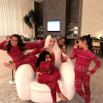 "Na manhã de Natal, usamos pijamas combinando quando abrimos os presentes na casa da Kourtney. Todos os anos temos pijamas diferentes". (Foto: Instagram)