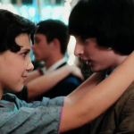 Millie Bobby Brown e Finn Wolfhard despontaram para a fama no início da adolescência como os protagonistas da série "Stranger Things". (Foto: Reprodução/Netflix)