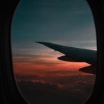 A queda do preço do combustível pode ajudar a reduzir os custos das companhias aéreas e, consequentemente, os preços das passagens. (Foto: Unsplash)