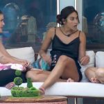 Vanessa sentou com Wanessa Camargo e Yasmin para contar algumas teorias que observou na casa. (Foto: Globoplay)