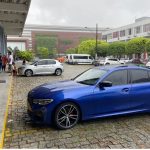 Os peritos encontraram altas concentrações do gás no interior do veículo BMW, que estava estacionado com o motor ligado. Diante dos fatos, foi constatado que eles morreram de intoxicação por monóxido de carbono. (Foto: NSC TV)